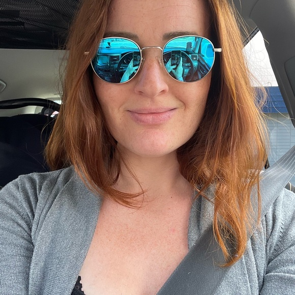 Meet your Posher, Caitlin - Picture 2 of 3